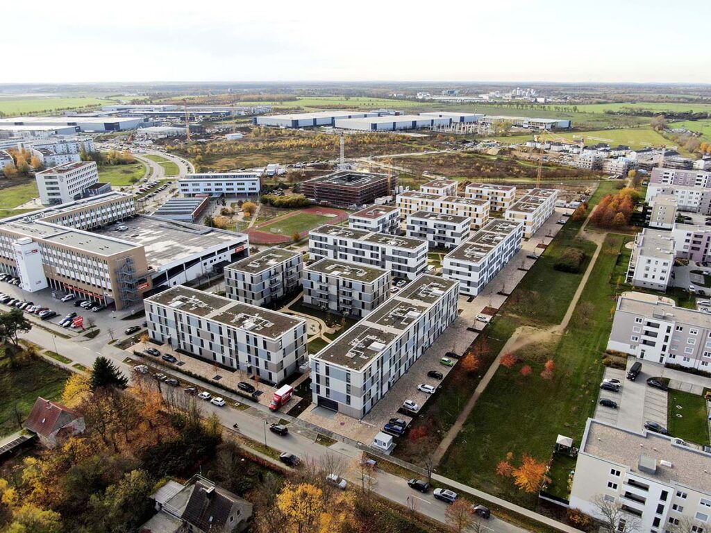 Drohnenaufnahme eines Bauprojekts in Neu-Schönefeld für Baufilme im Immobilienmarketing